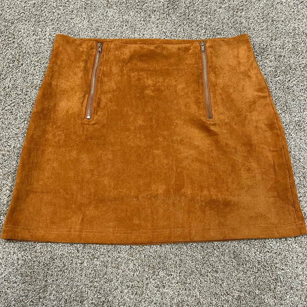 High rise zipped skirt.